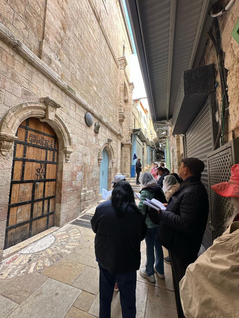 Berdoa di Via Dolorosa